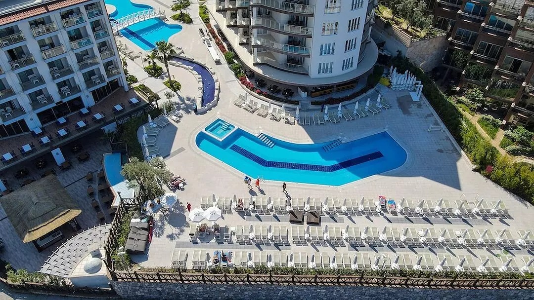 هتل رامادا هتل اند سوئیتس کوش آداسی